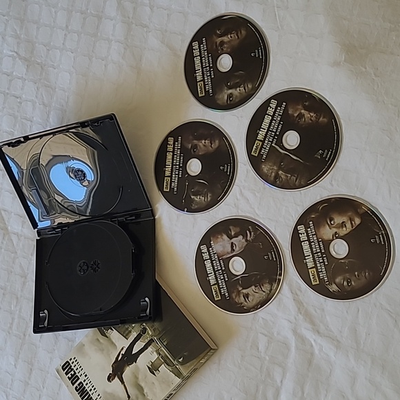 WALKING DEAD DVDs Seasons 1, 2 & 3 - Picture 12 of 14